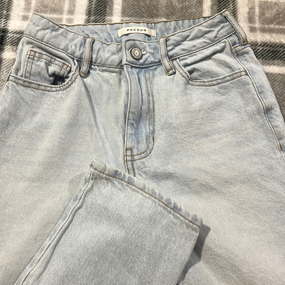 PACSUN LIGHT WASH MOM JEANS